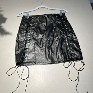 Sexy black mini skirt!